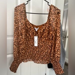 Brand new top multicolor with pretty details and sleeves!